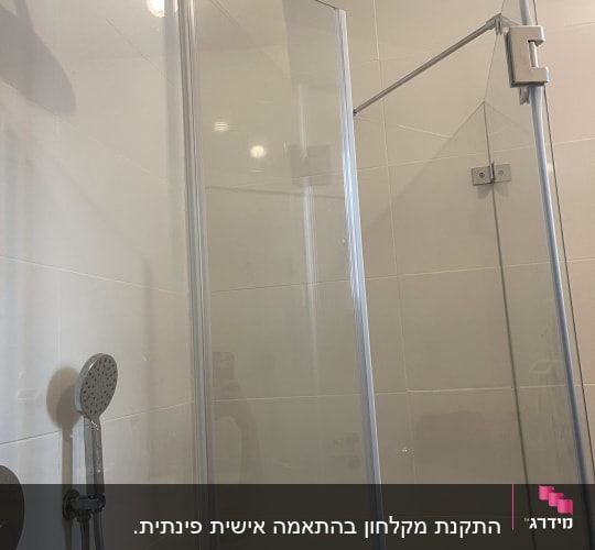 מקלחת עם ראשי מקלחת ודלת זכוכית